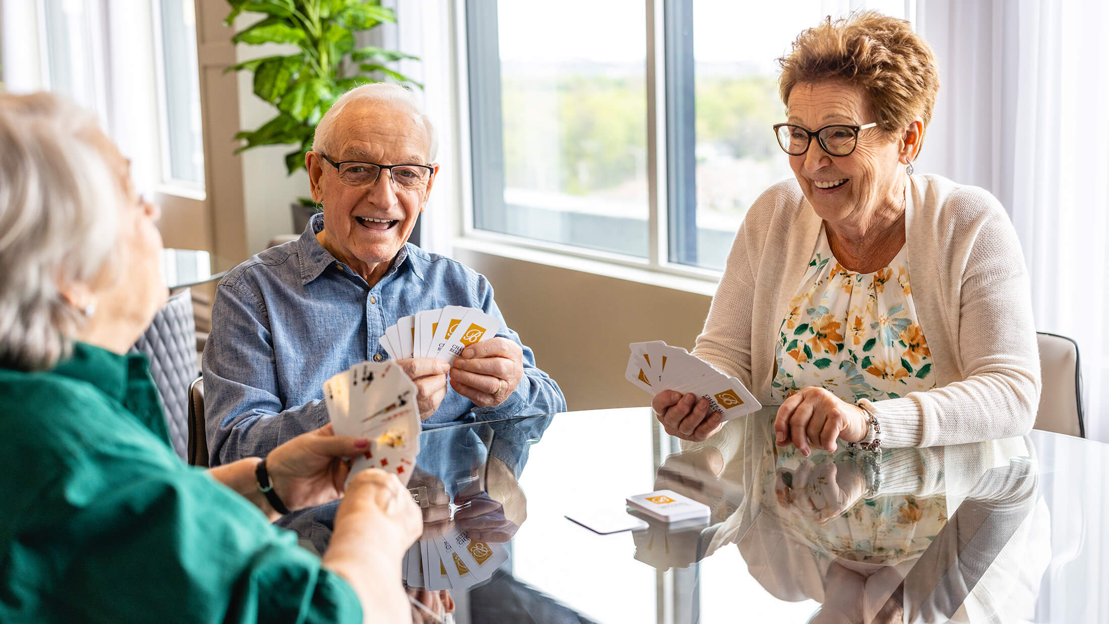 gens jouent aux cartes